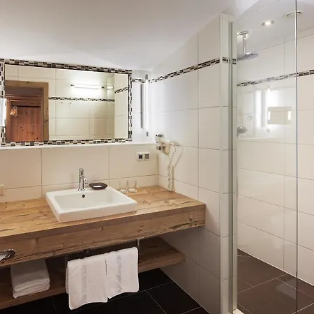 Auenhotel Szálloda Tux